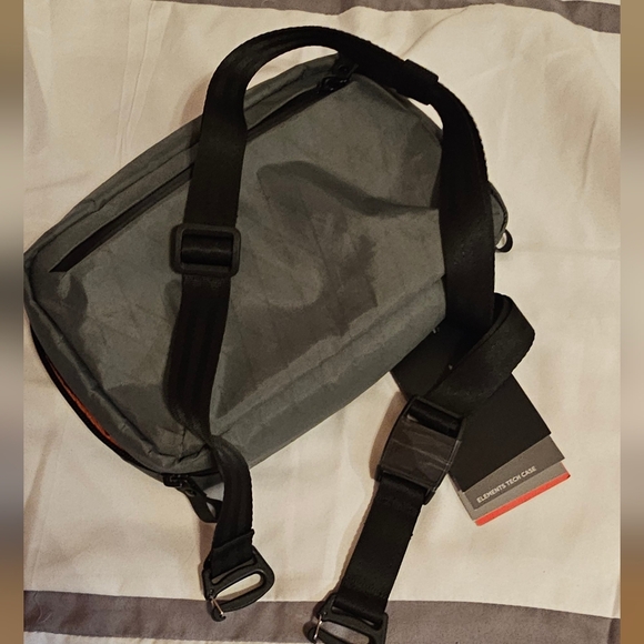 NWT Alpaka Elements tech Case Sling Bag Purse murse - Picture 7 of 8